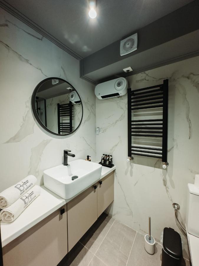 Blackhaus Family And Friends Deluxe Apartment เทสซาโลนิกิ ภายนอก รูปภาพ